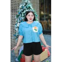 ราคา BN226 เสื้อครอปเชิ้ตผ้ายีนส์สาวอวบ ปกบัวแต่งกระเป๋าดอกไม้ถัก แขนตุ๊กตา อก50 (21059784499)