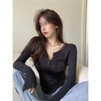 ราคา เสื้อแขนยาวผู้หญิงสีขาว เสื้อยืดรัดรูป คอวี เสื้อยืดกระดุมหน้าผ้าร่องสลาฟ แขนยาว 2595 (21237737583)