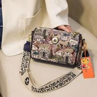 ราคา C K กระเป๋ากระเป๋าสะพายบ่ากระบอกพิมพ์ลายหมีน่ารักแฟชั่นสะพายข้างของผู้หญิง (20719392150)