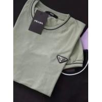 ราคา เสื้อยืดพราด้า สีพื้น คอกบม ผ้าคอตตอน ดีเทลกุ๊นคอ แขน และโลโก้ (18794031446)