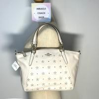 ราคา กระเป๋าถือ COACH แท้ หนังแท้ ประดับหมุดสีทองทั้งใบ ตำหนิหนังมีรอยเปื้อน ลดราคาขาดทุน COACH 36670 ALL OVER STUDDED LEATHER KELSEY SHOULDER BAG Chalk Clearance (21276600351)