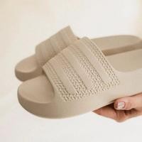 ราคา Adidas Collection อาดิดาส รองเท้าแตะ รองเท้าแบบสวม OG W Adilette Ayoon เกรดมิลเลอร์ นำเข้า เหมือนแท้สุดๆ รองเท้าแตะ ADILETTE ทำจากโฟมสัมผัสนุ่ม สวมใส่ได้ หลากหลายเพื่อความสบายเต็มขั้น สัมผัสความสบายที