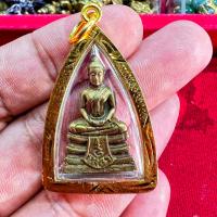 ราคา พระเครื่องจี้พระ รูปหล่อหลวงพ่อโสธร รุ่นบารมีแผ่ไพศาล ปี2563 เนื้อทองคำ แถมฟรีผ้ายันต์ จี้พระ เลี่ยมกรอบทองไมคอน (18523039306)