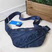 ราคา Adidas Waist Bag กระเป๋าคาดอก คาดเอว เป็นอีกรุ่นที่ยอดนิยมมากๆ ค่ะ ด้านหน้าปักชื่อแบรนด์ลายนูน เปิดปิดด้วยซิปยาว ตัวจับซิปปั๊มโลโก้แบรนด์ (678728616)