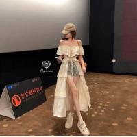 ราคา เดรสปาดไหล่สีครีมแต่งระบายชั้นร้อยเชือกหน้า มาคู่กับดีเทลขาสั้นยีนส์สีฟอก (20289095221)