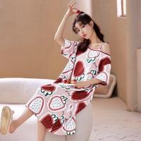 ราคา ชุดเดรส ชุดนอนกระโปรง ไหล่เฉียง สีชมพู ลายสตอเบอร์รี่ หวานซ่อนเปรี้ยว พร้อมส่ง (17980397518)