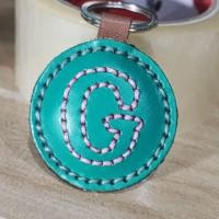 ราคา พวงกุญแจตัวอักษร ABC พวงกุญแจหนังแท้ ใช้ห้อยกุญแจ ห้อยกระเป๋า ทำจากหนังวัวแท้ 100 (17106296644)