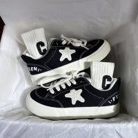 ราคา รองเท้ากีฬาสตรี แฟชั่นเกาหลี ลายดาว รองเท้าผ้าใบผูกเชือกแบนระบายอากาศและลำลอง กันลื่นรองเท้าผ้าใบผู้หญิงสไตล์เกาหลี รองเท้าผ้าใบแพลตฟอร์มนักเรียน (20870793900)
