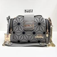 ราคา Coco london กระเป๋าถือ สะพายไหล่ สะพายข้าง มีสายยาว ทรงหมอน หนัง Safiano อะไหล่ทอง Demon (21099199931)