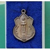 ราคา เหรียญหล่อหลวงพ่อบ้านแหลม วัดเพชรสมุทร ปี 2542 หลัง ภปร เนื้อเงิิน สภาพสวยพร้อมกล่องเดิม (13222635093)