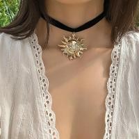 ราคา สร้อยคอแถบกำมะหยี่สีดำกว้างพร้อมดอกไม้ขนาดใหญ่ สร้อยคอโช้คเกอร์สั้นหัวใจสำหรับผู้หญิงเครื่องประดับคอปกผู้หญิงที่สง่างามทันสมัย (21170927651)