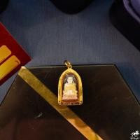 ราคา จี้พระหลวงปู่ทวด ทรงครอบแก้ว รูปหล่อ เนื้อ3กษิตรย์ วัดช้างไห้ เลี่ยมกรอบทอง 90 มีใบรับประกัน พระเลี่ยมทอง 511 1067 (7689808813)
