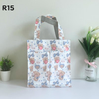 ราคา กระเป๋าผ้าเคลือบกันน้ำ กระเป๋าเคลือบพลาสติก รุ่น R ใส่กล่องข้าว หรือของใช้ส่วนตัวหิ้วไปนอกบ้านได้ (19041545367)