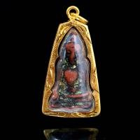 ราคา จี้พระ พระเครื่อง พระผงสุพรรณพิมพ์หน้าแก่ เนื้อผงพุทธคุณเก่า กรุวัดพระศรีรัตนมหาธาตุ จ สุพรรณบุรี เลี่ยมกรอบทอง ขนาด 2 5 4 5ซม (20662443034)