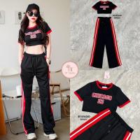 ราคา งานป้าย BT Studio set 2ชิ้นเสื้อยืดแขนสั้นแต่งขอบสีแดงสกรีนลายตรงกลาง มาพร้อมกางเกงขายาวเอวสม๊อคผูกเชือกด้านหน้าแต่งแถบคู่ทั้ง 2ข้างสีแดง (20878972161)