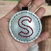 ราคา พวงกุญแจตัวอักษร ABC พวงกุญแจหนังแท้ ใช้ห้อยกุญแจ ห้อยกระเป๋า ทำจากหนังวัวแท้ 100 (17106387818)