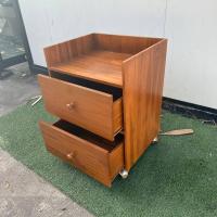 ราคา CProduct ตู้หัวเตียงโมเดิร์น 40x50สูง60ซม รุ่นมีล้อ ตู้หัวเตียงไม้สักทอง ตู้ข้างเตียง โต๊ะข้างเตียง ตู้ลิ้นชัก 2 ลิ้นชัก สีไม้เก่า CPRO 159 (17564806613)