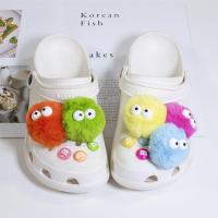 ราคา DIY การ์ตูน Furry ตุ๊กตา Clogs กางเกงยีนส์ผลิตภัณฑ์สำเร็จรูป Plush Ball น่ารัก Croc Charms Designer แฟชั่นน่ารักรองเท้า Charms สำหรับ Croc New (17271657940)
