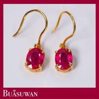 ราคา ต่างหู ประดับด้วยพลอย ทับทิม ตัวเรือนทองคำแท้ 18K พลอยทับทิม สีแดงสด ต่างหูแบบห้อย แบบต่างหูพลอยเม็ดเดี่ยว พร้อมใบรับประกันจากทางร้าน (19606332523)