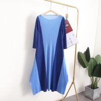 ราคา Issey Miyake 2023 Miyake อารมณ์แฟชั่นพิมพ์ลายสีเข้ากันหลวมไซส์ใหญ่สบายสบายๆชุดเดรสผู้หญิงฤดูร้อนแบบใหม่จีบ (19873053676)