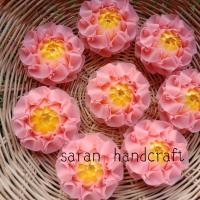 ราคา ริบบิ้น เหรียญโปรยทาน ดอกไม้ปลอม ดอกไม้จากริบบิ้นกากเพชร ดอกไม้เสียบไม้กฐิน บัวหัสดิน ตัวเปล่า 20 ดอก (18036208093)