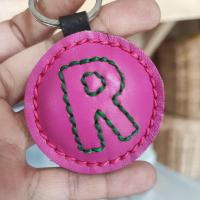 ราคา พวงกุญแจตัวอักษร ABC พวงกุญแจหนังแท้ ใช้ห้อยกุญแจ ห้อยกระเป๋า ทำจากหนังวัวแท้ 100 (12507649140)