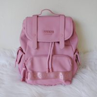 ราคา กระเป๋าสะพายหลัง Guess kacee front flap mini backpack กระเป๋าเป้ สุด cool ด้านหน้าติดชื่อแบรนด์ เปิดปิดด้วยกระดุมแม่เหล็ก และรูดเชือกปิด (1378336913)