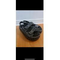 ราคา CHANEL Tweed Lambskin Light Up LED Flat Sandals Size 37 (17370705707)