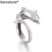 ราคา Kemstone ของขวัญเครื่องประดับแหวนสุภาพบุรุษแหวนรูปปลาโลมาดวงตาสีฟ้าทำจากเหล็กไทเทเนียม (19801178222)