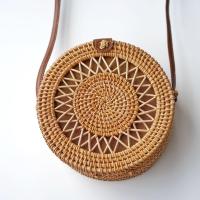 ราคา กระเป๋าสานหวายบาหลีรุ่นใหม่ กระเป๋าสะพายข้างสำหรับท่องเที่ยวชายหาดสานหญ้าวินเทจกระเป๋าสานทำด้วยมือสีน้ำตาล (20534637547)