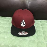 ราคา 2023ใหม่ Volcom คลาสสิกอเนกประสงค์แบบหมวกแฟชั่นเย็บปักถักร้อยเพชรตัวอักษรหมวกปีกกว้างแบนขอบหมวกเบสบอลแบนฮิปฮอปสตรีท (19819455243)