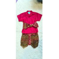 ราคา ชุดไทยเด็กผู้ชาย ชุดไทยเด็กใส่ไปโรงเรียน ครบเซ็ต 3 ชิ้น เสื้อผ้ามันสีพื้น โจงกระเบน ผ้าคาดเอว พร้อมส่งสินค้าในไทย ชุดไทย E9056 (14737156441)