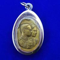 ราคา ด่วน จี้เหรียญคู่บารมีเหรียญในหลวงพระราชินีเหรียญพระราชทานกรอบสแตนเลส (7924370419)