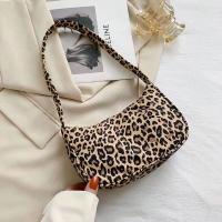 ราคา พร้อมส่ง กระเป๋าผ้า ลายเสือ เนื้อลูกฟูกริ้วเล็ก ราคา 69 บาท (20947086608)