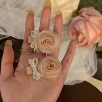 ราคา กิ๊บติดผมกิ๊ฟหนีบผมรูปดอกกุหลาบฝรั่งเศสแบบใหม่กิ๊บติดผมดอกกุหลาบเกาหลีอุปกรณ์เสริมมัดผมยางรัดผม1ชิ้น (19923347259)