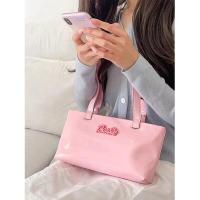 ราคา Barbie bag ตุ๊กตาบาร์บี้ กระเป๋าสะพายไหล่มันวาว กระเป๋าสะพายผู้หญิง ดีไซน์เฉพาะ กระเป๋าถือ แนวนอน รักแร้ บาแกตต์ BYUE (20135146296)