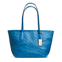 ราคา กระเป๋าสะพาย COACH แท้ ทรง Tote หนังแท้ ลาย Coach Signature สวยหรูมาก ใบใหญ่ มีซิปปิดด้านบน ใช้งานง่าย COACH 34622 TAXI ZIP TOP TOTE IN LOGO EMBOSSED LEATHER (11794859247)