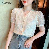 ราคา AMMIN เสื้อเบลาส์ลูกไม้ลายฉลุปักลายแบบฝรั่งเศสเสื้อลูกไม้แขนสั้นคอวีเสื้อหรูหราสำหรับผู้หญิงเสื้อปักลายดอกไม้สามมิติสไตล์เกาหลีเสื้อเชิ้ตอินสตาแกรมใหม่ฤดูร้อนปี2022 (13013021710)