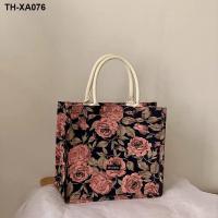 ราคา 2022 New Retro Large Capacity Tote Bag Wrinkled Rose Jacquard Large Tote Bag Shoulder Bag Shopping Bag for Women (20360658295)