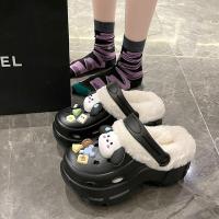 ราคา รองเท้าคร็อคส์บุขนกำมะหยี่สำหรับผู้หญิงรองเท้าแตะผ้าฝ้ายบุขนถอดออกได้ให้ความอบอุ่นเพิ่มความสูงพื้นหนาแบบใหม่ฤดูหนาวปี2023 (20663245068)