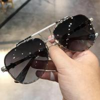 ราคา Chrome Hearts แว่นตากันแดดทนทานกันแสงยูวีแบบลำแสงคู่หน้ากว้างแว่นตากันแดดกรอบขนาดใหญ่แบบย้อนยุคสำหรับทั้งหญิงและชายแว่นกันแดดอเนกประสงค์ (18192857860)