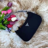 ราคา Guess Little Bay Nylon Shoulder Bag กระเป๋าสะพายไหล่ คล้องแขน ทรงคลัช ด้านหน้าประดับโลโก้แบรนด์ เปิดปิดด้วยซิป (4416658549)