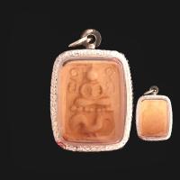 ราคา จี้พระ พระหลวงพ่อปาน วัดบางนมโค พิมพ์นั่งไก่หางพวง เนื้อดิน เลี่ยมกรอบสแตนเลสแท้ 100 (14507003069)