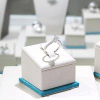 ราคา Lenya Jewelry แหวนเพชรDiamondLike ชูเพชรเม็ดหลักสวยเด่น เน้นเรียบหรู ดูเก๋ไก๋ ตัวเรือนเงินแท้ชุบทองคำขาว (1368628025)