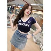 ราคา เสื้อครอปสั้นคอวีแถบแขนแนวสปอร์ตลาย brother (20662782113)