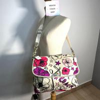 ราคา กระเป๋าถือ COACH แท้ ผ้าซาตินลายดอกไม้ สายผ้า มีตำหนิที่หนังกุ๊นขอบแตกลอกหลุดร่วง ลดราคาขาดทุน Clearance COACH 17147 KYRA FLORAL DAISY SIGNATURE MESSENGER BAG Clearance (20972114371)