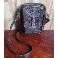 ราคา Genuine Crocodileกระเป๋าสะพายหนังจระเข้สำหรับคนวัยมันเช่นคุณ จะสะพายหรือคาดอกก็ดูเท่ห์ดีสีน้ำตาล กระเป๋าสะพายงามๆ หนังแท้ของแท้ ใช้นานใช้ทน โหนกมากับกระดูกหลัง (20439965622)