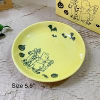 ราคา พร้อมส่ง 004 Disney Pooh หมีพูห์ สินค้าลิขสิทธิ์แท้ 100 จากญี่ปุ่น จาน เซรามิค ขนาด 5 5 นิ้ว สามารถเข้าไมโครเวฟได้ (20840152562)