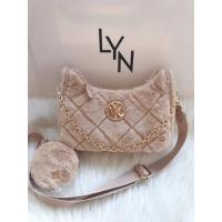 ราคา lyn มีบริการเก็บเงินปลายทาง กระเป๋า Lyn คอลเลคชั่นใหม่ งานแท้Outlet ขนมิ้ง นุ่มนิ่มน่ารัก ทรงพอช สะพายไหล่สวยๆ หรือจะสะพายครอสบอดี้ก็ได้ ขนาด 9 นิ้ว มี 5 สี ชมพู เขียวอมน้ำตาล ขาว นู๊ด ดำ (16494193184