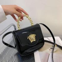ราคา HOT Versace กระเป๋าแฟชั่นใหม่ยอดนิยมหนึ่งกระเป๋าสะพายอเนกประสงค์สไตล์เกาหลีพื้นผิวสดใสหนังสิทธิบัตรกระเป๋าสี่เหลี่ยมเล็กกระเป๋าเงินปีนี้ (19841764714)